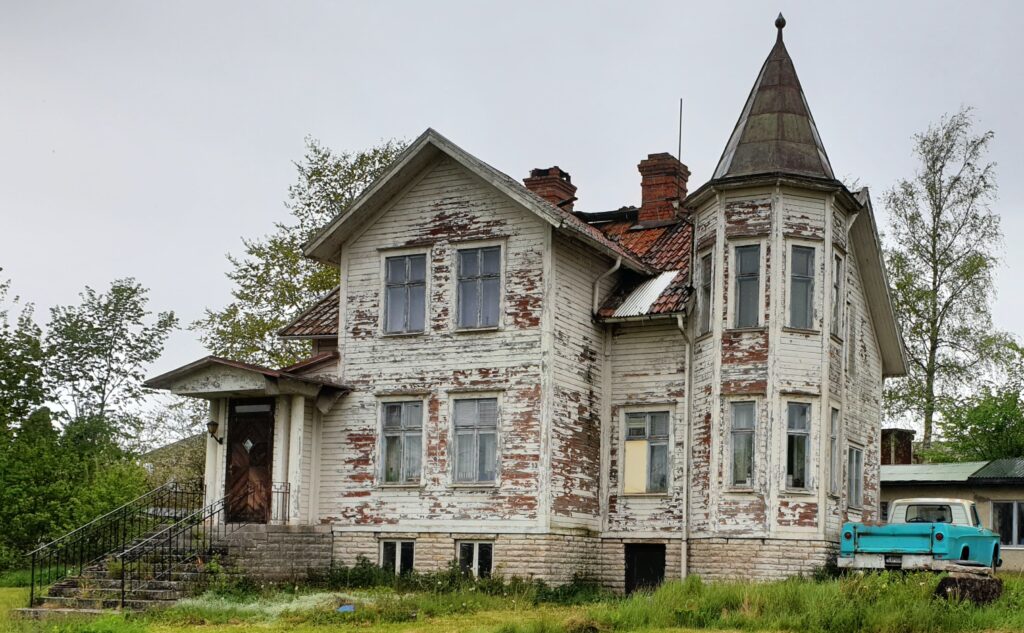 Rundown house in bad neighborhood in Jamaica